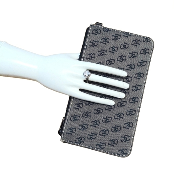 Dooney & Bourke pouch - Picture 14 of 14